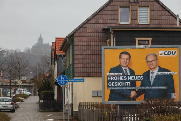 14.01.2026 Blick auf ein Plakat der Partei CDU, das in Wernigerode im Landkreis Harz in Sachsen-Anhalt auf den bervorstehenen Wechsel an der Spitze der Landesregierung hinweist. Zu sehen sind neben Ministerpräsident Dr. Reiner Haseloff und sein designierter Nachfolger, Sven Schulze. Haseloff tritt am 27. Januar zurück und macht den Weg frei für den 46-Jährigen, der bei der Landtagswahl im Herbst vom Amtsbonus profitieren soll. . Wernigerode Sachsen-Anhalt Deutschland *** 14 01 2026 View of a poster of the CDU party in Wernigerode in the district of Harz in Saxony Anhalt, Germany, indicating the upcoming change at the head of the state government The poster shows Minister President Dr. Reiner Haseloff and his designated successor, Sven