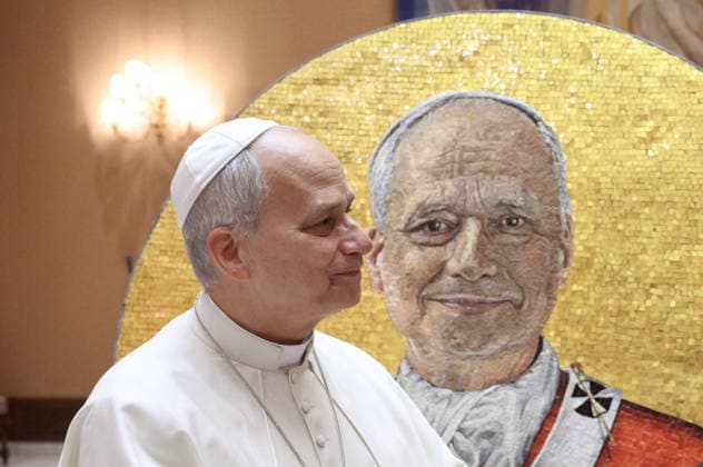 News Bilder des Tages Mosaic Portrait of Pope Leo XIV for St. Paul Outside the Walls Basilica - Vatican In keeping with tradition, the Vatican Mosaic Studio shows the mosaic portrait of Pope Leo XIV destined for the Basilica of St. Paul Outside the Walls (Rome) on January 14, 2026, Vatican. In accordance with the ancient tradition that accompanies the election of every Pope, just over eight months after the election of Pope Leo XIV, the Vatican Mosaic has completed the mosaic portrait destined for the Basilica of Saint Paul Outside the Walls in Rome. The mosaic roundel, with a diameter of 137 centimeters, was created using glass enamels and gold on a metal structure at the studio of the Fabric of Saint Peter. The work will be installed in the space next to the p  Copyright: xABACAx