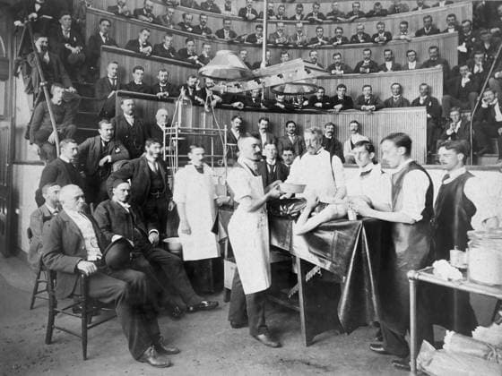 Bellevue Hospital, William MacCormac, Operation, Operationsteam, Arzt, Ärzteteam, Patient, Operationssaal, Ausbildung, Medizinstudium, Zuschauer, Studenten, Medizin, Medizingeschichte, Fotografie etwa 1891, New York, USA, historisch Bellevue Hospital, William MacCormac, operation, surgical team, doctor, medical team, patient, operating room, education, medical studies, audience, students, medicine, medical history, photography around 1891, New York, USA, historical Copyright: imageBROKER MedicalxImagexArchiv iblfqa16264253.jpg