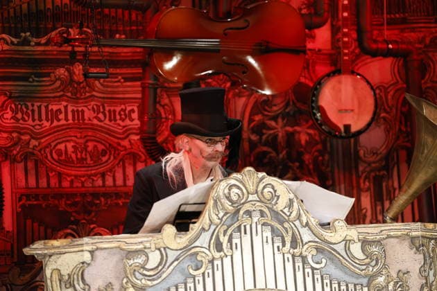 With Katharina Thalbach, Pierre Besson, Torsten Rasch, stage Momme Röhrbein, costume Angelika Rieck Sauerkohl und Missetaten, on 14 01 2026 in Berlin, Komödie am Kurfürstendamm in the Ernst Reuter Saal , Germany