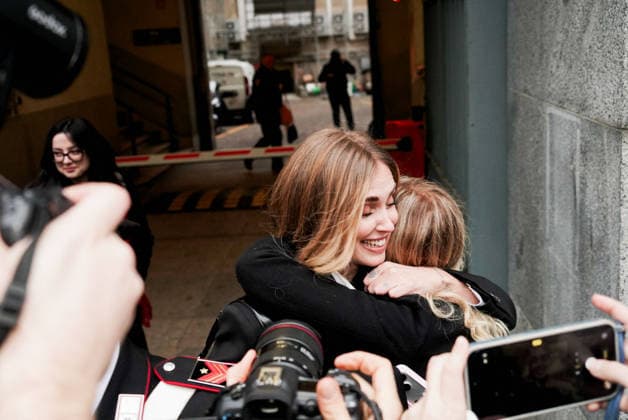 Chiara Ferragni Acquitted of Fraud Over Pandorogate - Milan Chiara Ferragni hugs and clings to her mother, who was waiting for her outside the courthouse in Milan, Italy on January 14, 2026. Chiara Ferragni was acquitted in the trial involving the pandoro and Easter eggs. Her emotional parents awaited her outside the courthouse. Photo by Emanuele Roberto De Carli IPA ABACAPRESS.COM Milan Italy  Copyright: xIPA ABACAx