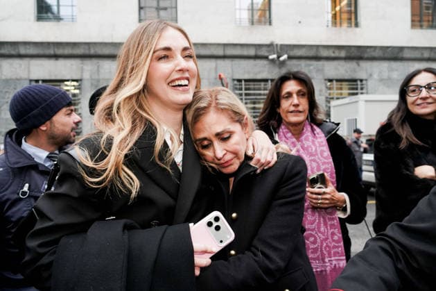 MILAN - Chiara Ferragni was acquitted in the trial over the pandoro and Easter egg case. Her emotional parents greeted her outside the courthouse. Pictured: Chiara Ferragni hugs and cuddles her mother, Marina Di Guardo.  Copyright: xEmanuelexRobertoxDexCarlix xipa-agency.netx xipa-agency.netx xx IPA_Agency_IPA70060336