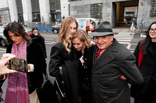MILAN - Chiara Ferragni was acquitted in the trial over the pandoro and Easter egg case. Her emotional parents greeted her outside the courthouse. Pictured: Chiara Ferragni hugs and clings to her mother and lawyer Giuseppe Iannaccone.  Copyright: xEmanuelexRobertoxDexCarlix xipa-agency.netx xipa-agency.netx xx IPA_Agency_IPA70060339