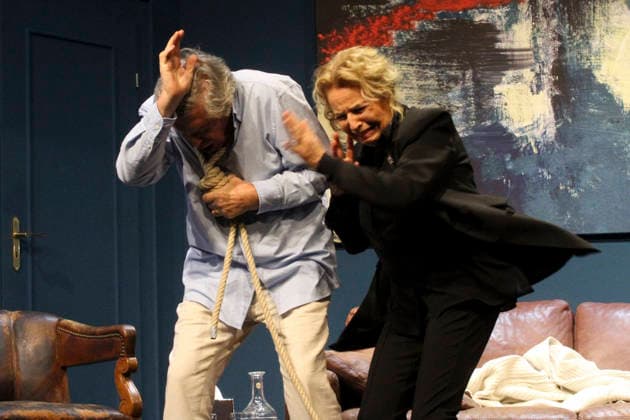 abb Michaela May plays the wife Maud with Sigmar Solbach in the role of the husband Julian Actors Actors at the photo rehearsal scene for the play The Farewell Letter by Audrey Schebat on stage at the Komoedie Winterhuder Faehrhaus on 14 01 2016 in Hamburg Hamburg Germany