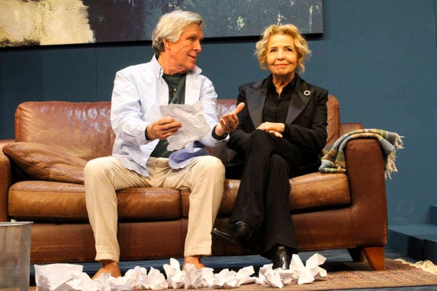 abb Michaela May plays the wife Maud with Sigmar Solbach in the role of the husband Julian Actors Actors at the photo rehearsal scene for the play The Farewell Letter by Audrey Schebat on stage at the Komoedie Winterhuder Faehrhaus on 14 01 2016 in Hamburg Hamburg Germany