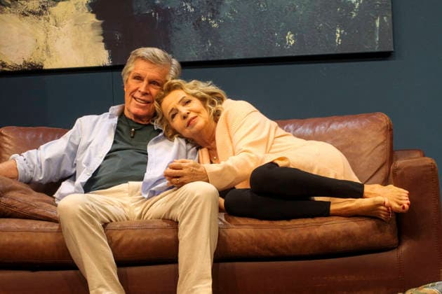 abb Michaela May plays the wife Maud with Sigmar Solbach in the role of the husband Julian Actors Actors at the photo rehearsal scene for the play The Farewell Letter by Audrey Schebat on stage at the Komoedie Winterhuder Faehrhaus on 14 01 2016 in Hamburg Hamburg Germany