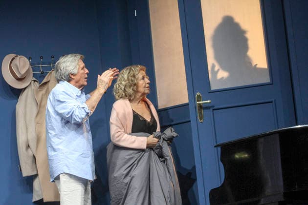 abb Michaela May plays the wife Maud with Sigmar Solbach in the role of the husband Julian Actors Actors at the photo rehearsal scene for the play The Farewell Letter by Audrey Schebat on stage at the Komoedie Winterhuder Faehrhaus on 14 01 2016 in Hamburg Hamburg Germany