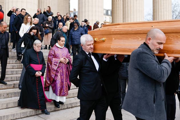 Stéphane Courbis carries his fathers coffin, Clara Paban wife of R Courbis and Olivia Courbis daughter of R Courbis Exits of the religious ceremony in tribute to Rolland Courbis at the Madeleine church in Paris, France, on January 14, 2026 Jacovides Moreau Bestimage Exits of the religious ceremony in tribute to Rolland Courbis at the Madeleine church in Paris, France, on January 14, 2026 Paris France  Copyright: xJACOVIDES-MOREAUx xBESTIMAGExJACOVIDES-MOREAUx xBESTIMAGEx