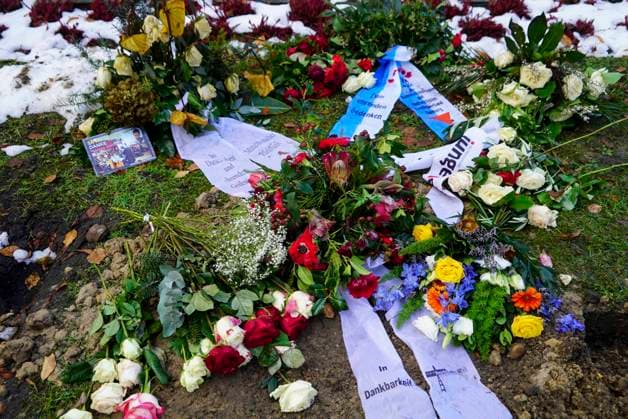 cntv The winter grave of the deceased actor Rolf Becker with many colorful flowers grave arrangements mourning wreaths from friends and acquaintances at the Ohlsdorf cemetery on 14 01 2015 in Hamburg Hamburg Germany