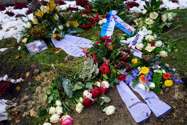 cntv The winter grave of the deceased actor Rolf Becker with many colorful flowers grave arrangements mourning wreaths from friends and acquaintances at the Ohlsdorf cemetery on 14 01 2015 in Hamburg Hamburg Germany