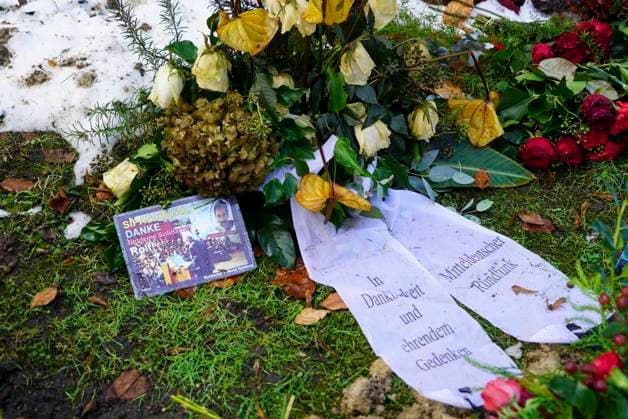 cntv The winter grave of the deceased actor Rolf Becker with many colorful flowers grave arrangements mourning wreaths from friends and acquaintances at the Ohlsdorf cemetery on 14 01 2015 in Hamburg Hamburg Germany