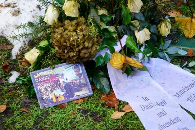 cntv The winter grave of the deceased actor Rolf Becker with many colorful flowers grave arrangements mourning wreaths from friends and acquaintances at the Ohlsdorf cemetery on 14 01 2015 in Hamburg Hamburg Germany