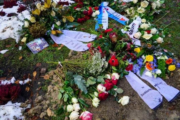 cntv The winter grave of the deceased actor Rolf Becker with many colorful flowers grave arrangements mourning wreaths from friends and acquaintances at the Ohlsdorf cemetery on 14 01 2015 in Hamburg Hamburg Germany