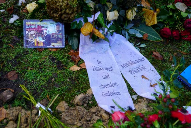cntv The winter grave of the deceased actor Rolf Becker with many colorful flowers grave arrangements mourning wreaths from friends and acquaintances at the Ohlsdorf cemetery on 14 01 2015 in Hamburg Hamburg Germany