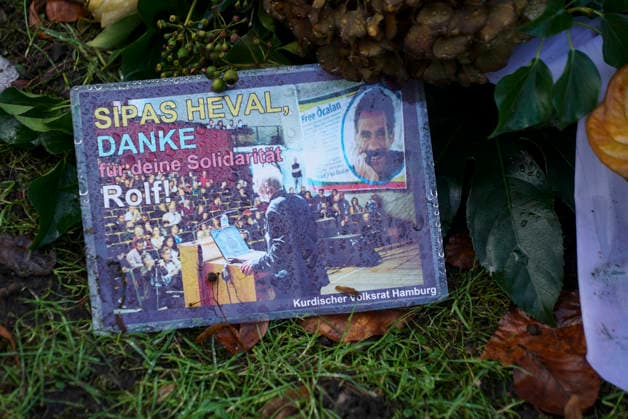 cntv The winter grave of the deceased actor Rolf Becker with many colorful flowers grave arrangements mourning wreaths from friends and acquaintances at the Ohlsdorf cemetery on 14 01 2015 in Hamburg Hamburg Germany