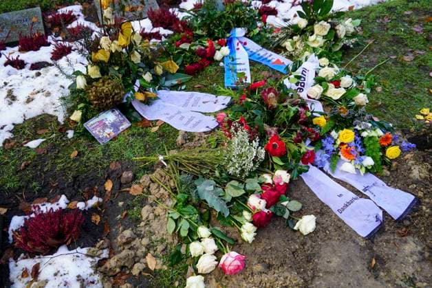 cntv The winter grave of the deceased actor Rolf Becker with many colorful flowers grave arrangements mourning wreaths from friends and acquaintances at the Ohlsdorf cemetery on 14 01 2015 in Hamburg Hamburg Germany