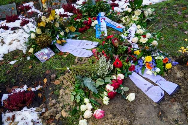 cntv The winter grave of the deceased actor Rolf Becker with many colorful flowers grave arrangements mourning wreaths from friends and acquaintances at the Ohlsdorf cemetery on 14 01 2015 in Hamburg Hamburg Germany