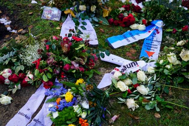 cntv The winter grave of the deceased actor Rolf Becker with many colorful flowers grave arrangements mourning wreaths from friends and acquaintances at the Ohlsdorf cemetery on 14 01 2015 in Hamburg Hamburg Germany