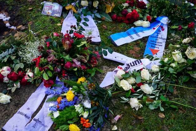 cntv The winter grave of the deceased actor Rolf Becker with many colorful flowers grave arrangements mourning wreaths from friends and acquaintances at the Ohlsdorf cemetery on 14 01 2015 in Hamburg Hamburg Germany