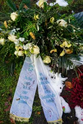 cntv The winter grave of the deceased actor Rolf Becker with many colorful flowers grave arrangements mourning wreaths from friends and acquaintances at the Ohlsdorf cemetery on 14 01 2015 in Hamburg Hamburg Germany