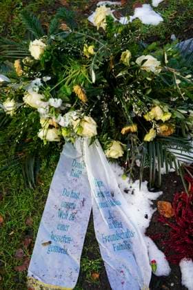 cntv The winter grave of the deceased actor Rolf Becker with many colorful flowers grave arrangements mourning wreaths from friends and acquaintances at the Ohlsdorf cemetery on 14 01 2015 in Hamburg Hamburg Germany