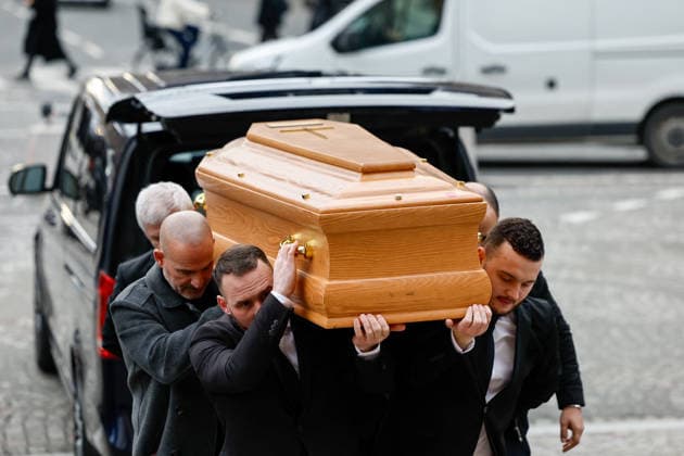 Stéphane Courbis carries his fathers coffin Arrivals at the religious ceremony in tribute to Rolland Courbis at the Madeleine church in Paris, France, on January 14, 2026 Jacovides Moreau Bestimage Arrivals at the religious ceremony in tribute to Rolland Courbis at the Madeleine church in Paris, France, on January 14, 2026 Paris France  Copyright: xJACOVIDES-MOREAUx xBESTIMAGExJACOVIDES-MOREAUx xBESTIMAGEx