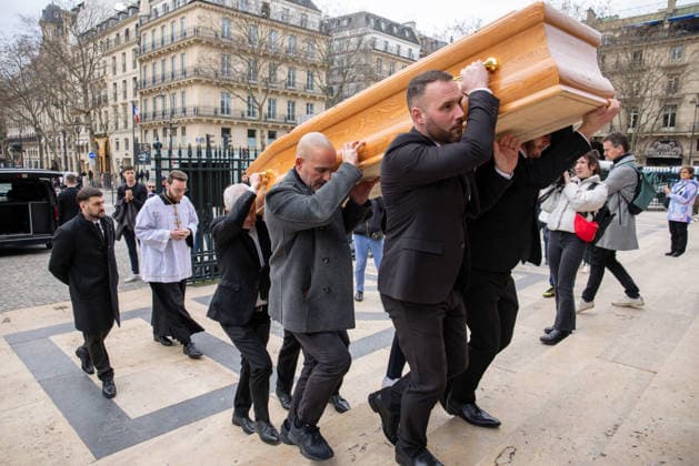 Stéphane Courbis carries his fathers coffin Arrivals at the religious ceremony in tribute to Rolland Courbis at the Madeleine church in Paris, France, on January 14, 2026 Jacovides Moreau Bestimage Arrivals at the religious ceremony in tribute to Rolland Courbis at the Madeleine church in Paris, France, on January 14, 2026 Paris France  Copyright: xJACOVIDES-MOREAUx xBESTIMAGExJACOVIDES-MOREAUx xBESTIMAGEx