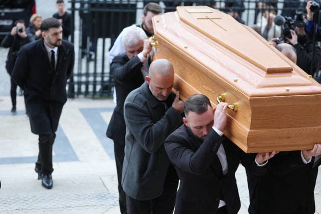 Illustration coffin, Stéphane Courbis carries his fathers coffin Arrivals at the religious ceremony in tribute to Rolland Courbis at the Madeleine church in Paris, France, on January 14, 2026 Jacovides Moreau Bestimage Arrivals at the religious ceremony in tribute to Rolland Courbis at the Madeleine church in Paris, France, on January 14, 2026 Paris France  Copyright: xJACOVIDES-MOREAUx xBESTIMAGExJACOVIDES-MOREAUx xBESTIMAGEx