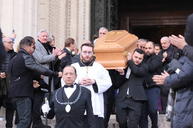 Illustration coffin Exits of the religious ceremony in tribute to Rolland Courbis at the Madeleine church in Paris, France, on January 14, 2026 Jacovides Moreau Bestimage Exits of the religious ceremony in tribute to Rolland Courbis at the Madeleine church in Paris, France, on January 14, 2026 Paris France  Copyright: xJACOVIDES-MOREAUx xBESTIMAGExJACOVIDES-MOREAUx xBESTIMAGEx