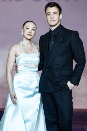 Yerin Ha et Luke Thompson au photocall de lavant première mondiale parisienne de la saison 4 Netflix de Bridgerton au Palais Brongniart à Paris, France, le 14 janvier 2026 Cyril Moreau Bestimage Netflix Bridgerton Season 4 Paris World Premiere at Palais Brongniart, in Paris, France, on January 14, 2026 Paris France  Copyright: xCYRILxMOREAUx xBESTIMAGExCYRILxMOREAUx xBESTIMAGEx