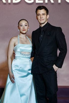 Yerin Ha et Luke Thompson au photocall de lavant première mondiale parisienne de la saison 4 Netflix de Bridgerton au Palais Brongniart à Paris, France, le 14 janvier 2026 Cyril Moreau Bestimage Netflix Bridgerton Season 4 Paris World Premiere at Palais Brongniart, in Paris, France, on January 14, 2026 Paris France  Copyright: xCYRILxMOREAUx xBESTIMAGExCYRILxMOREAUx xBESTIMAGEx