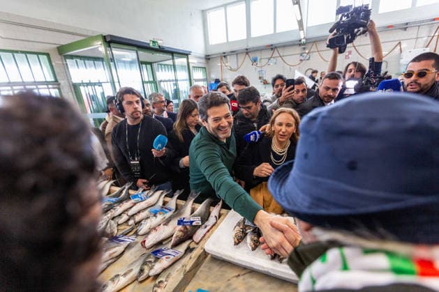 News Bilder des Tages January 14, 2026, Vila Do Conde, Portugal: Presidential candidate AndrÃ Ventura meets vendors and locals at the Vila do Conde fish market, highlighting traditional community ties during his campaign stop. Vila Do Conde Portugal - ZUMAs197 20260114_aaa_s197_239 Copyright: xDiogoxBaptistax