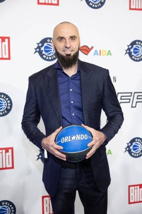NBA Tip Off Dinner Axel Springer Marcin Gortat Tip off Dinner On the occasion of the NBA game on January 15, Axel Springer Verlag invites you to a dinner at the publishing house in Berlin Copyright: xEventpressxFuhrx