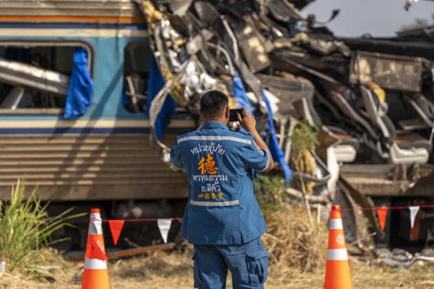 32 dead, more than 60 injured as crane collapses onto train in Thailand NAKHON RATCHASIMA, THAILAND - JANUARY 14: Emergency workers operate at the area after a construction crane collapsed onto one of its carriages in the Sikhiu district of Nakhon Ratchasima province, northeastern Thailand, on January 14, 2026. The Special Express Train No. 21, traveling from Bangkok to Ubon Ratchathani, was passing through the area when the crane fell onto the train. According to local media, at least 32 people were killed and 64 others were injured in the incident. Adryel Talamantes Anadolu Nakton Ratchasima Thailand. Editorial use only. Please get in touch for any other usage.  Copyright: x2026xAnadoluxAdryelxTalamantesx