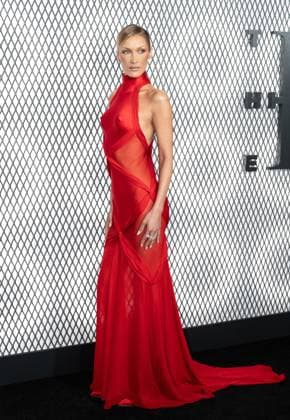 January 14, 2026, Bronx, New York, USA: Bella Hadid wearing dress by Schiaparelli attends premiere of FX s series The Beauty at Museum of Modern Art in New York, NY on January 14, 2026 Bronx USA - ZUMAr339 20260114_znp_r339_017 Copyright: xLevxRadinx