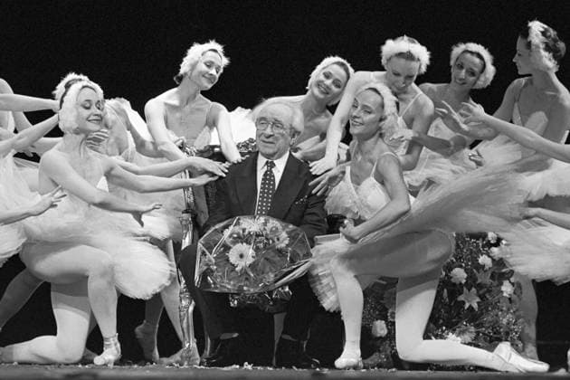 YEVGENY LEBEDEV ANNIVERSARY 5482 15.01.1997 Ballet dancers with the Mariinsky Theater of Opera and Ballet congratulating People s Artist of the USSR Yevgeny Lebedev on his 80th anniversary at the Tovstonogov Big Drama Theater. Rudolf Kucherov Sputnik St. Petersburg Russia  Copyright: xRudolfxKucherovx