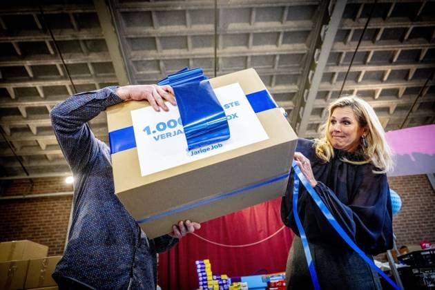 ROTTERDAM - Queen Maxima is paying a working visit to the Jarige Job Foundation in Rotterdam. In the Netherlands, there are children who cannot celebrate their birthdays because they lack the funds at home. The Jarige Job Foundation helps the parents of these children by providing a birthday box with everything they need for a real birthday, both at home and at school. The box contains gifts, streamers, and treats. ROBIN UTRECHT ANP netherlands out - belgium out  Copyright: xx x547567563x originalFilename: 547567563.jpg