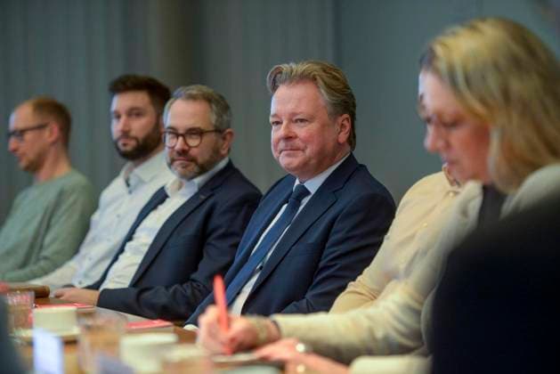 Presseeinladung: Werksbesichtigung Everllence SE mit Oberbürgermeister Thorsten Berg und Dr. Andreas Henseler am 14.01.2026 in Oberhausen ** NUR FÜR REDAKTIONELLE ZWECKE ** EDITORIAL USE ONLY **<p>Werksbesichtigung Everllence SE mit Oberbürgermeister Thorsten Berg und Dr. Andreas Henseler (OWT GmbH) am 14.01.2026 in Oberhausen Deutschland NRW Oberhausen Copyright: DanielxAttia *** Press invitation Factory tour Everllence SE with Lord Mayor Thorsten Berg and Dr Andreas Henseler on 14 01 2026 in Oberhausen FOR EDITORIAL PURPOSES ONLY p Factory tour Everllence SE with Lord Mayor Thorsten Berg and Dr Andreas Henseler OWT GmbH on 14 01 2026 in Oberhausen Germany NRW Oberhausen Copyright DanielxAttia Copyright: DanielxAttia doc8456bbgiwzm13edmgw5 ,EDITORIAL USE ONLY