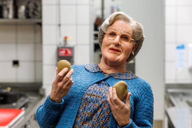 15.01.2026. Düsseldorf. An die Pfannen: Kochnachhilfe für Mrs. Doubtfire von Fernsehkoch Sebastian Lege. Fernsehkoch Sebastian Lege hat bei der Musical-Premiere schon erlebt, wie schwer sich Mrs. Doubtfire (Darsteller Dustin Smailes) mit Pfannen und Töpfen tut und schreitet nun höchstpersönlich ein! Im 25hours Hotel kocht der Besseresser gemeinsam mit dem stacheligen Kindermädchen ein cremiges One-Pan-Chicken. Düsseldorf 25hours Hotel Das Tour, Louis-Pasteur-Platz 1 Nordrhein-Westfalen Deutschland *** 15 01 2026 Düsseldorf To the pans Cooking tuition for Mrs Doubtfire from TV chef Sebastian Lege TV chef Sebastian Lege has already experienced at the musical premiere how difficult Mrs Doubtfire actor Dustin Smailes fin
