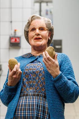 15 01 2026 Düsseldorf To the pans Cooking tuition for Mrs Doubtfire from TV chef Sebastian Lege TV chef Sebastian Lege has already experienced at the musical premiere how difficult Mrs Doubtfire actor Dustin Smailes fin