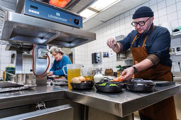 15 01 2026 Düsseldorf To the pans Cooking tuition for Mrs Doubtfire from TV chef Sebastian Lege TV chef Sebastian Lege has already experienced at the musical premiere how difficult Mrs Doubtfire actor Dustin Smailes fin