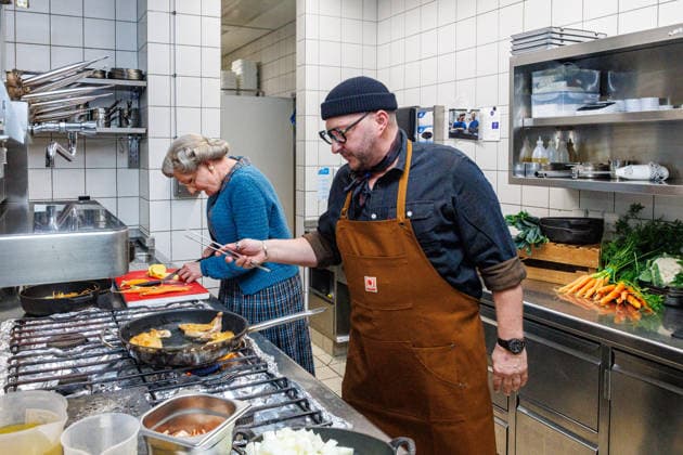 15 01 2026 Düsseldorf To the pans Cooking tuition for Mrs Doubtfire from TV chef Sebastian Lege TV chef Sebastian Lege has already experienced at the musical premiere how difficult Mrs Doubtfire actor Dustin Smailes fin