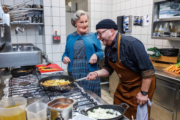 15 01 2026 Düsseldorf To the pans Cooking tuition for Mrs Doubtfire from TV chef Sebastian Lege TV chef Sebastian Lege has already experienced at the musical premiere how difficult Mrs Doubtfire actor Dustin Smailes fin
