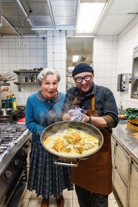 15 01 2026 Düsseldorf To the pans Cooking tuition for Mrs Doubtfire from TV chef Sebastian Lege TV chef Sebastian Lege has already experienced at the musical premiere how difficult Mrs Doubtfire actor Dustin Smailes fin