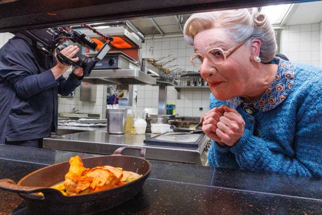 15 01 2026 Düsseldorf To the pans Cooking tuition for Mrs Doubtfire from TV chef Sebastian Lege TV chef Sebastian Lege has already experienced at the musical premiere how difficult Mrs Doubtfire actor Dustin Smailes fin
