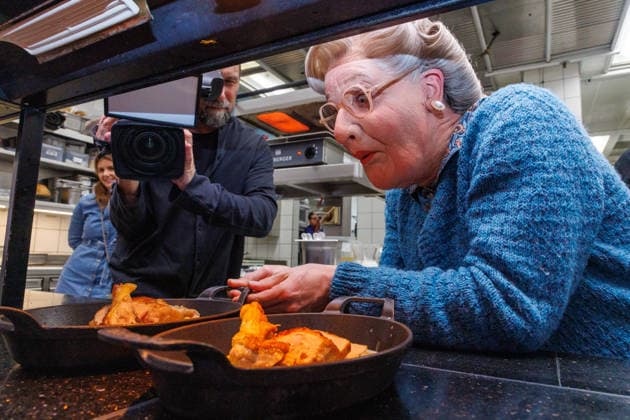 15 01 2026 Düsseldorf To the pans Cooking tuition for Mrs Doubtfire from TV chef Sebastian Lege TV chef Sebastian Lege has already experienced at the musical premiere how difficult Mrs Doubtfire actor Dustin Smailes fin