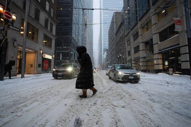 January 15, 2026, Toronto, On, CANADA: A pedestrian crosses Adelaide Street East along Victoria Street amid heavy snowfall and accumulation as snow and heavy winds continue to hammer the Greater Toronto Area, in Toronto, Thursday, Jan. 15, 2026. Toronto CANADA  - ZUMAc35_ 20260115_zaf_c35_061 Copyright: xGiordanoxCiampinix