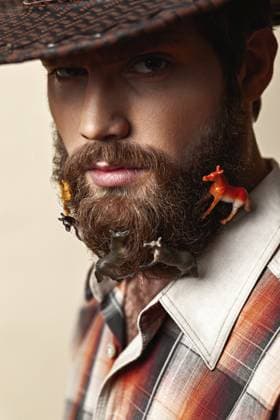 Junger Mann mit Cowboyhut und Spielzeugpferden im Bart Young man in a cowboy hat and toy horses in a beard Copyright: imageBROKER S.PLYTKEVICHMultiped ibliqx16078410.jpg ,model released, Symbolfoto ,property released