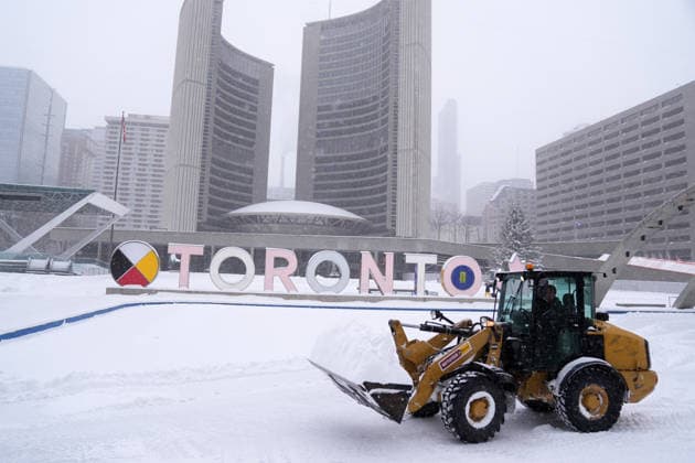 Winter storm in Toronto TORONTO, CANADA - JANUARY 15 : A worker removes snow from the ice rink at Nathan Phillips Square during snowstorm in Toronto, Ontario, Canada on January 15, 2026. Mert Alper Dervis Anadolu Ontario Canada. Editorial use only. Please get in touch for any other usage.  Copyright: x2026xAnadoluxMertxAlperxDervisx