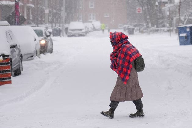 Winter storm in Toronto TORONTO, CANADA - JANUARY 15 : A woman covering herself walks during snowstorm in Toronto, Ontario, Canada on January 15, 2026. Mert Alper Dervis Anadolu Ontario Canada. Editorial use only. Please get in touch for any other usage.  Copyright: x2026xAnadoluxMertxAlperxDervisx